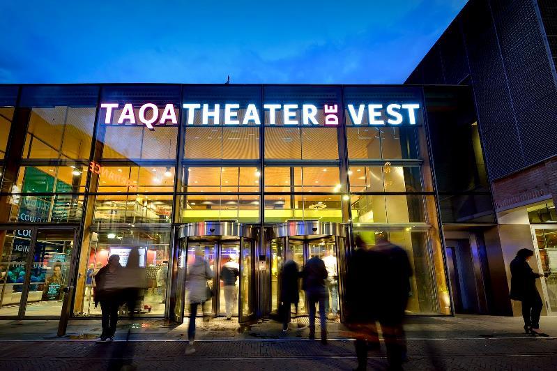 Buitenaanzicht theater de vest in de nacht